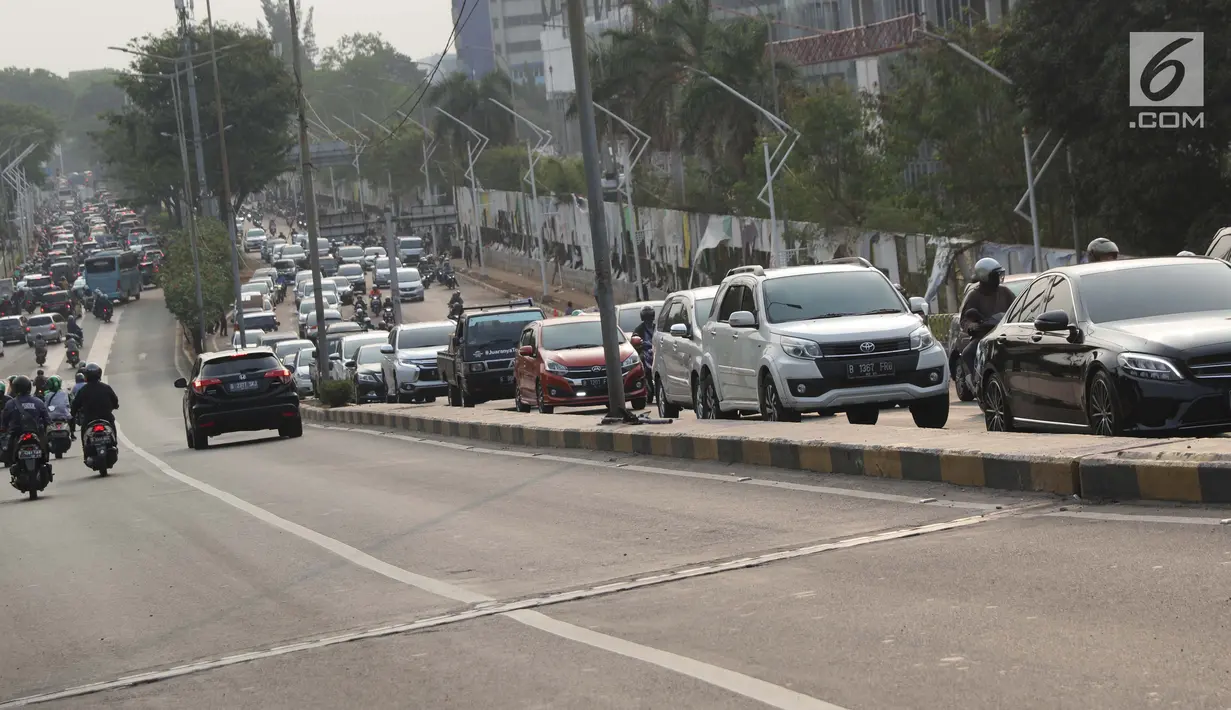 Kepadatan arus lalu lintas di jembatan layang jalan Gerbang Pemuda akibat penutupan sebagian ruas jalan Gatot Subroto depan Gedung MPR/DPR/DPD RI, Jakarta, Rabu (25/9/2019). Penutupan ini untuk mengantisipasi unjuk rasa susulan. (Liputan6.com/Helmi Fithriansyah)
