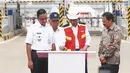 Presiden Joko Widodo menandatangani peresmian jalan tol Depok - Antasari seksi 1 di Jakarta, Kamis (27/9). Jokowi meresmikan Jalan tol Depok-Antasari seksi 1 yakni ruas Antasari-Brigif sepanjang 5,8 km. (Liputan6.com/Herman Zakharia)