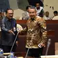 Mendes PDTT, Eko Sandjojo bersiap untuk rapat di Komisi II DPR di Gedung Parlemen, Jakarta, Kamis (6/10). Mendes PDTT dan Komisi II membahas evaluasi pelaksanaan UU tentang Desa.(Liputan6.com/JohanTallo)