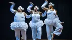 Anggota grup tari Danza Voluminosa saat tengah berlatih di Teater Nasional di Havana, 13 Januari 2016. Jika biasanya penari balet identik dengan wanita bertubuh kurus, grup tari di Kuba ini beranggotakan wanita bertubuh besar. (AFP PHOTO/ADALBERTO ROQUE)