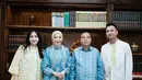 Penampilan Nagita Slavina nampak mencuri perhatian dengan outfit berwarna cerah [@raffinagita1717]