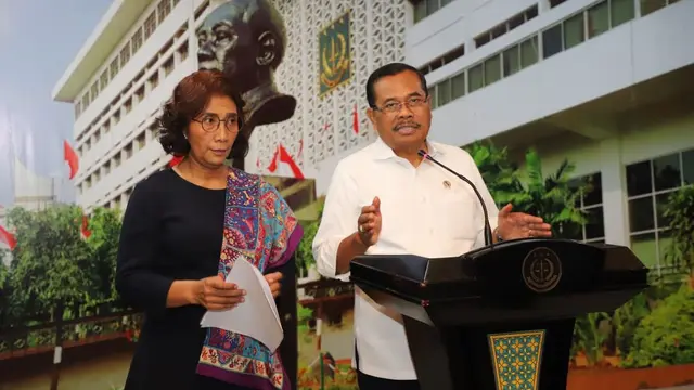 Menteri Kelautan dan Perikanan Susi Pudjiastuti dan Jaksa Agung M. Prasetyo menandatangani berita acara serah terima Kapal MV. Silver Sea 2, Kamis (14/2/2019).