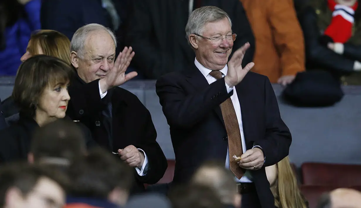 Mantan pelatih legendaris MU, Sir Alex Ferguson, turut menyaksikan big match antara MU melawan Chelsea di Stadion Old Trafford, Inggris. (Reuters/Phil Noble)