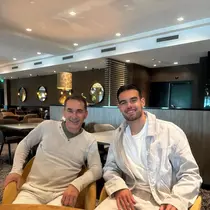 Pelatih Timnas Indonesia U-23, Gerald Vanenburg, menemui striker timnas U-20 dan FC Dordrecht U-21 di Belanda, Jens Raven. (Bola.com/Dok.Instagram Gerald Vanenburg).