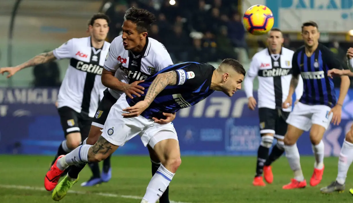 Striker Inter Milan, Mauro Icardi, berebut bola dengan pemain Parma, Bruno Alves, pada laga Serie A di Stadion Ennio-Tardini, Sabtu (9/2). Inter Milan menang 1-0 atas Parma. (AP/Serena Campanini)