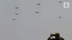 Pesawat KT-1 Wong Bee yang tergabung dalam Jupiter Aerobatic Team (JAT) TNI AU menampilkan atraksi aerobatik saat peringatan Hari Ulang Tahun (HUT) ke-79 Tentara Nasional Indonesia (TNI) di Lapangan Silang Monumen Nasional (Monas), Gambir, Jakarta, Sabtu (5/10/2024). (Liputan6.com/Herman Zakharia)
