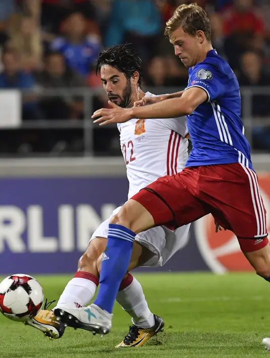 Aksi pemain Spanyol, Isco (kiri) melewati adangan pemain Liechtenstein, Max Goeppel pada laga grup G kualfikasi Piala DUnia 2018 di Rheinpark Stadion, Vaduz, (5/9/2017). Spanyol menang 8-0. (Gian Ehrenzeller/Keystone via AP)