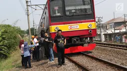 Sejumlah penumpang KRL Commuter Line terpaksa berjalan kaki menuju Stasiun Bojonggede, Bogor, Jawa Barat, Minggu (4/8/2019). Padamnya listrik di wilayah Jabodetabek mengakibatkan perjalanan KRL Commuter Line terhenti. (Liputan6.com/Helmi Fithriansyah)