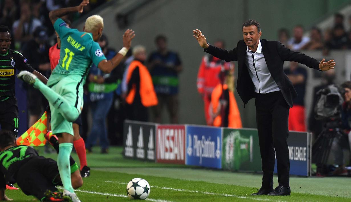 Pelatih Barcelona, Luis Enrique (kanan) bergaya mirip Neymar dipinggir lapangan saat menyaksikan duel timnya melawan Borussia Moenchengladbach pada liga Champions di Borussia Park, Jerman (Kamis (29/9/2016) dini hari WIB. (AFP/Patrik Stollarz)