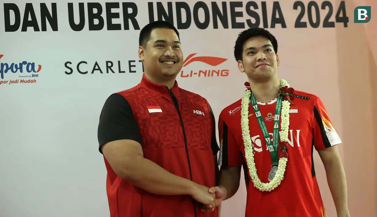 Pebulu tangkis Indonesia, Daniel Martin (kanan) berjabat tangan dengan Menpora Dito Ariotedjo saat penyambutan Tim Thomas Cup dan Uber Cup 2024 di Gedung VVIP Terminal 3 Bandara Soekarno Hatta, Tangerang, Banten, Senin (06/05/2024). (Bola.com/M Iqbal Ichsan)
