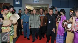 (Ki-ka) KSAL Laksamana TNI Ade Supandi, Menko Maritim dan  Sumber Daya Rizal Ramli dan Menteri Pariwisata Arief Yahya saat tiba di acara Peluncuran Sail Selat Karimata 2016 di Auditorium BPPT, Jakarta, Rabu (1/6). (Liputan6.com/Johan Tallo)