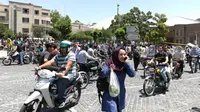 Suasana di depan parlemen Iran usai terjadi penyerangan,  Rabu (7/6). Orang-orang bersenjata melakukan serangan ke parlemen Iran dan makam pendiri revolusioner Ruhollah Khomeini. (AFP/ATTA KENARE)