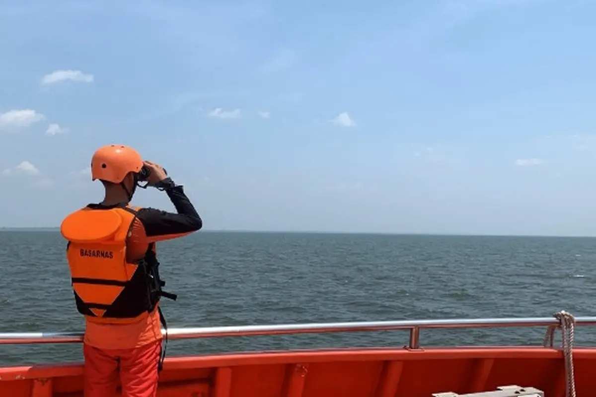 Petugas Basarnas Pekanbaru yang dikerahkan melakukan evakuasi dan penyelamatan terhadap anak buak Kapal KM Lintang Timur Samudera yang karam di Selat Malaka.