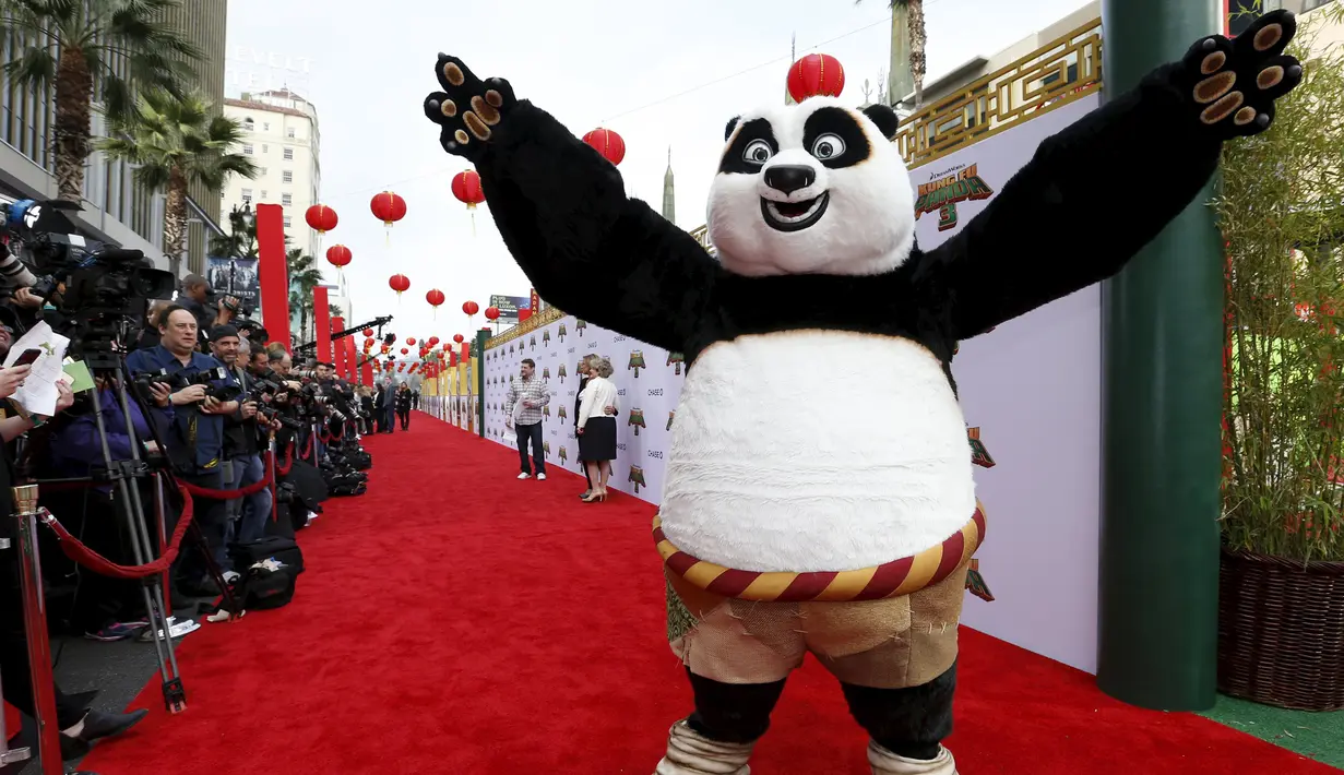 Panda bernama Po dalam karakter " Kung Fu Panda 3 " menyapa para penggemarnya di teater TCL Cina di Hollywood, California, (16/1). Acara ini merupakan pemutaran perdana film terbaru Kung Fu Panda. (REUTERS / Mario Anzuoni)