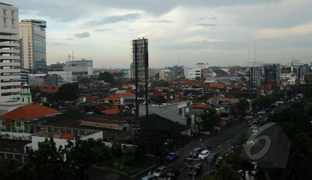 Kepadatan bangunan di Kota Surabaya terlihat dari ketinggian, Jumat (17/4/2015). Menurut, Kadispenduk Capil Kota Surabaya, Suharto Wardoyo (suarasurabaya.net) rata-rata pertambahan penduduk Surabaya diangka 100 ribuan. (Liputan6.com/Helmi Fithriansyah)