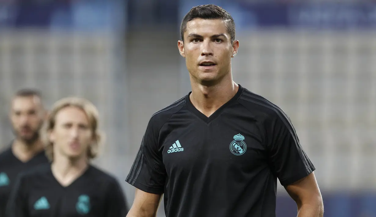 Bintang Real Madrid, Cristiano Ronaldo, tampak serius saat latihan jelang laga Piala Super Eropa di Stadion National Arena Filip II, Skpje, Senin (7/8/2017). Real Madrid akan bertanding melawan Manchester United. (AP/Boris Grdanoski)