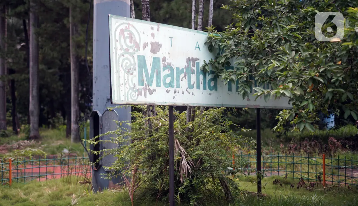 Suasana Taman Martha Tiahahu yang terbengkalai di kawasan Blok M, Jakarta Selatan, Selasa (17/11/2020). Taman yang berdiri sejak 1948 tersebut kini kondisinya terbengkalai, dengan sampah dan rumput liar yang tumbuh hampir di seluruh sudut taman. (Liputan6.com/Immanuel Antonius)
