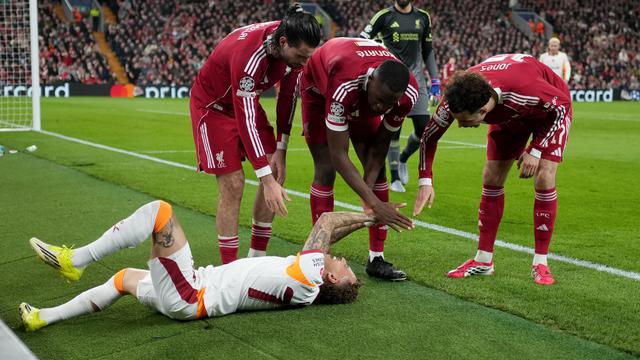 Ibrahima Konate dkk berusaha membantu Noa Lang yang kesakitan karena jempolnya cedera di laga Liverpool vs Galatasaray di leg kedua babak 16 besar Liga Champions 2025/2026 di Anfield, Kamis (19/03/2026) dini hari WIB.