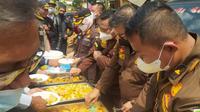 Kajari Garut Nevi Susanti bersama para Kepala Seksi (Kasi) menjadi koki dadakan untuk membantu meringankan korban bencana banjir bandang blok Kampung Munjul, Kecamatan Sukawening, Garut, Jawa Barat. (Liputan6.com/Jayadi Supriadin)