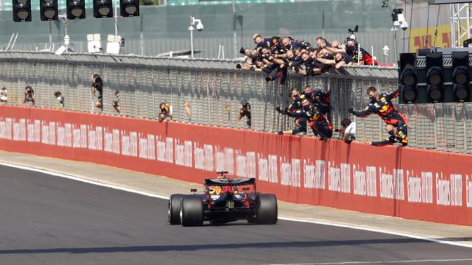 Pembalap Red Bull Max Verstappen mengemudikan mobilnya memasuki garis finish pada 70th Anniversary Formula 1 Grand Prix di Sirkuit Silverstone, Silverstone, Inggris, Minggu (9/8/2020). Max Verstappen sukses menjadi yang tercepat dalam F1 GP Silverstone 2020. (Andrew Boyers, Pool via AP)