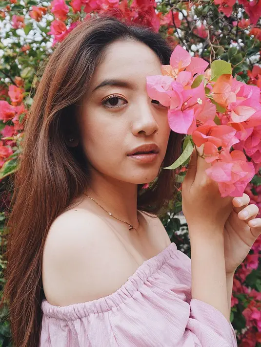 Pemeran Alya di sinetron Dari Jendela SMP ini semakin terlihat menawan dengan memakai pakaian pink dengan memgang bunga yang juga warna pink. Di foto ini, Natalie Zenn terlihat begitu manis dengan tatapan tajamnya. (Liputan6.com/IG/@nataliezenn24)