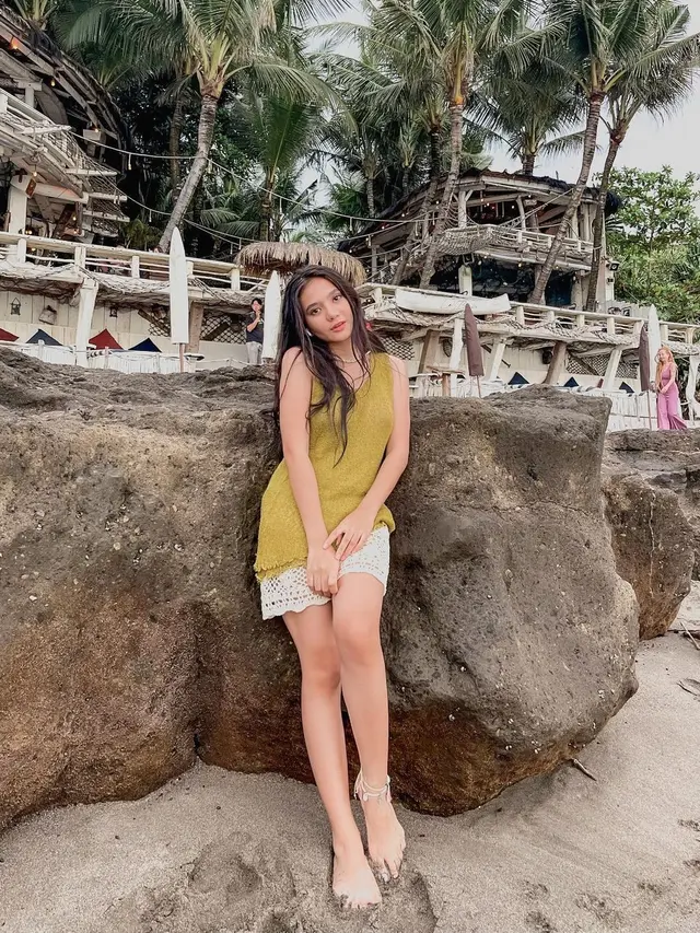 Hobi Travelling, Ini 7 Potret Seru Afifah Ifah'nda Jalani Liburan