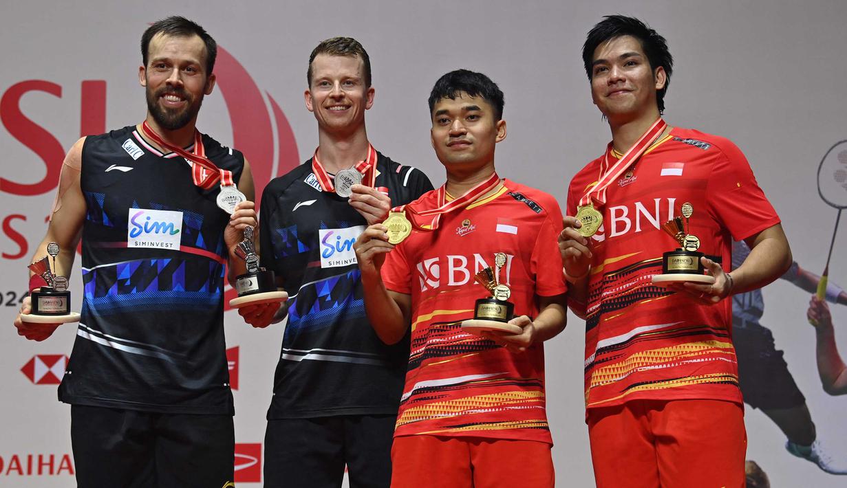 Di final, Leo Rolly Carnando/Daniel Marthin sukses membungkam pasangan Denmark Kim Astrup/Anders Skaarup Rasmussen dengan skor 21-12, 20-22, 21-11. (ADEK BERRY/AFP)