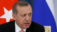 Presiden Turki Tayyip Erdogan memberikan keterangan saat konferensi pers usai pertemuan di St.Petersburg, Rusia, (9/8). Erdogan menyebut pertemuan ini untuk memperbaiki hubungan dengan Rusia. (REUTERS/Sergei Karpukhin)