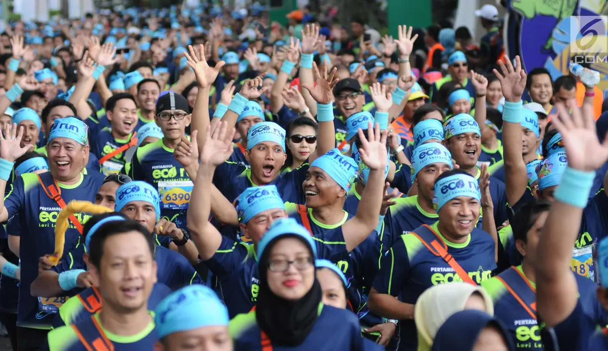Pelari mengangkat tangan start lomba Pertamina Eco Run 2017 di Pantai Karnaval Ancol, Jakarta, Sabtu (16/12). Pertamina Eco Run 2017 diikuti ribuan pelari dari tiga kategori, yakni master, umum dan pelajar. (Liputan6.com/Helmi Fithriansyah)