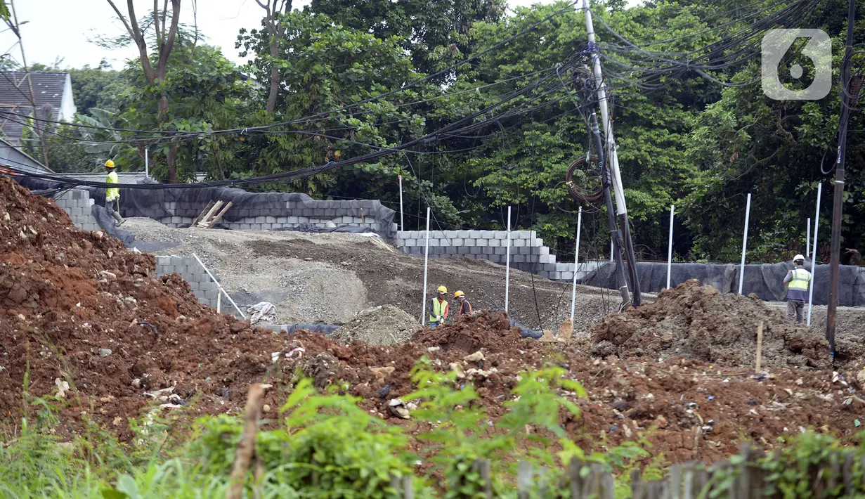 Aktivitas pekerja saat menyelesaikan proyek pembangunan jembatan di atas Jalan Tol Serpong-Cinere di Serua, Tangerang Selatan, Banten, Kamis (12/11/2020). Jembatan tersebut dibangun untuk menghubungkan jalan utama Serua dan Ciater. (merdeka.com/Dwi Narwoko)