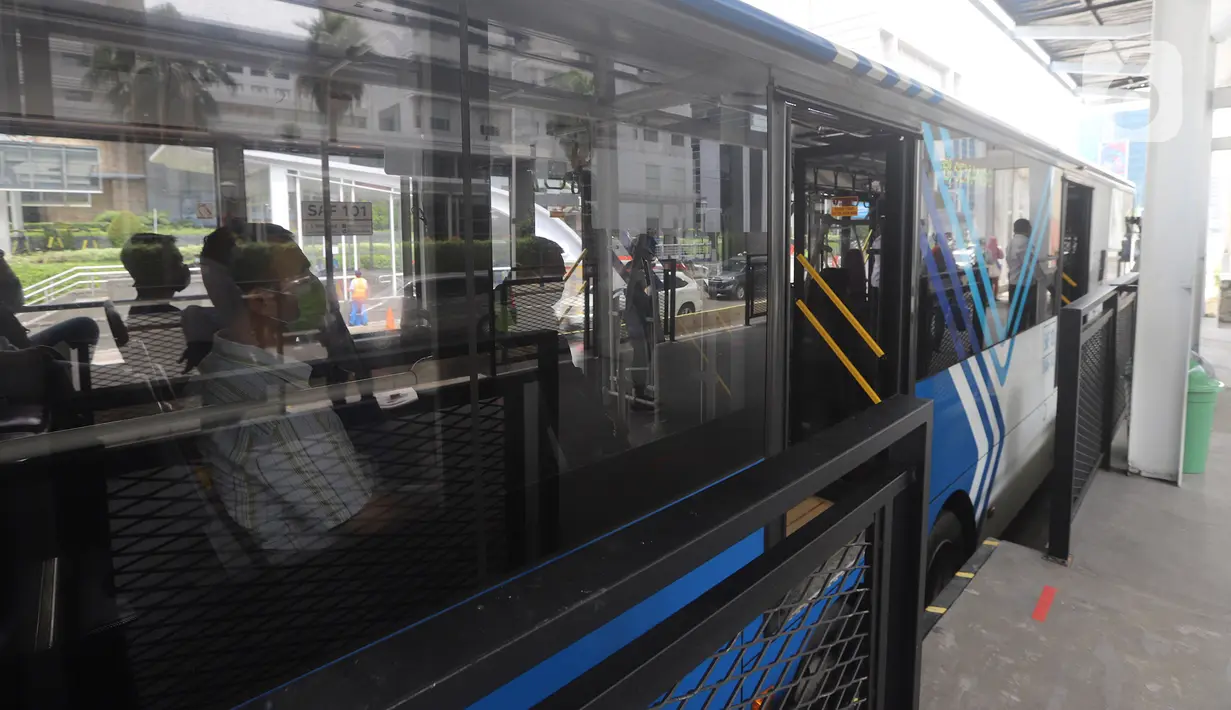 Bus Transjakarta berhenti untuk menaikkan dan menurunkan penumpang di Halte Bundaran HI, Jakarta, Senin (12/10/2020). Sejumlah halte yang rusak pascademo Undang-Undang Cipta Kerja pada Kamis (8/10) sudah dapat digunakan kembali, salah satunya yakni halte Bundaran HI. (Liputan6.com/Herman Zakharia)