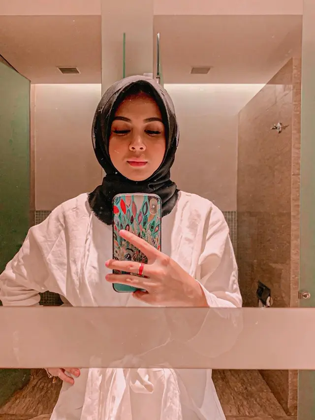 Mantap Berhijab Usai Dilamar, Ini 6 Potret Terbaru Kesha Ratuliu yang Makin Anggun