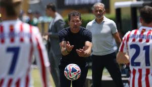 Pelatih Atletico Madrid, Diego Simeone, saat laga Grup B Piala Dunia Antarklub 2025 melawan Botafogo yang berlangsung di Rose Bowl stadium, Los Angeles, Amerika Serikat, Selasa (24/06/2025). (AFP/Patrick T. Fallon)