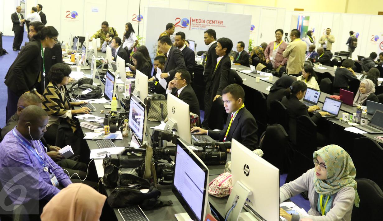 Sejumlah wartawan beraktivitas di Media Center KTT IORA 2017 di Jakarta Convention Center, Senin (6/3). Panitia penyelenggara menyiapkan komputer dan jaringan internet guna menunjang kinerja wartawan yang meliput KTT IORA ke-20 (Liputan6.com/Angga Yuniar)