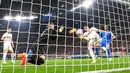 Pemain dan kiper Hungaria Attila Szalai (kedua kanan) dan Peter Gulacsi (kedua kiri) melawan pemain Italia Leonardo Bonucci (kanan) pada pertandingan sepak bola UEFA Nations League di Puskas Arena, Budapest, Hungaria, 26 September 2022. Italia berhasil mengalahkan Hungaria dengan skor 2-0. (Tamas Kovacs/MTI via AP)