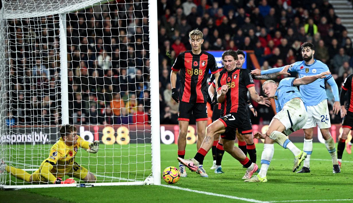 Pada laga kali ini bomber City, Haaland, tampak dijaga ketat hingga kesulitan mencetak gol ke gawang lawan. (AFP/Justin Tallis)