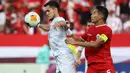 <p>Pemain Uzbekistan U-23, Ulugbek Khoshimov (kiri) menguasai bola dibayangi kapten Timnas Indonesia U-23, Rizky Ridho pada laga semifinal Piala Asia U-23 2024 di Abdullah bin Khalifa Stadium, Doha, Qatar, Senin (29/4/2024). (AFP/Karim Jaafar)</p>