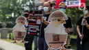 Aktivis AFFA membawa poster saat melakukan aksi bebas peternakan ayam kandang baterai di kawasan Menteng Dalam, Jakarta, Kamis (27/7/2023). (Liputan6.com/Faizal Fanani)