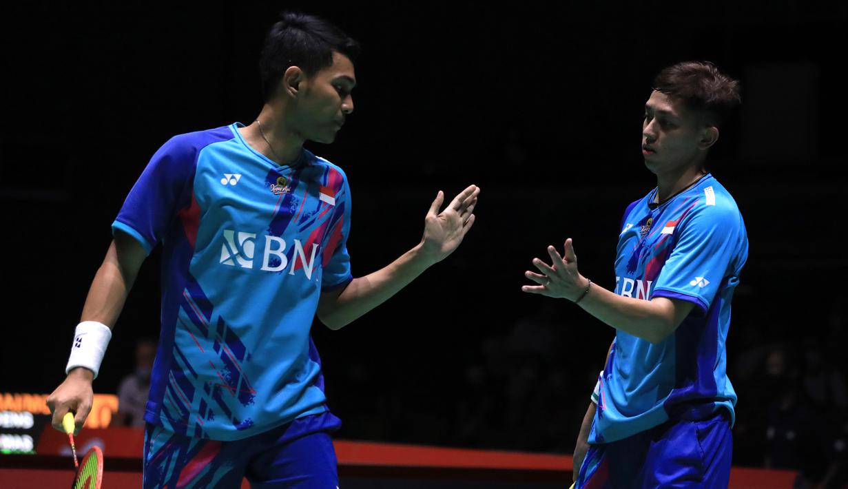 Tim bulu tangkis Indonesia yang menurunkan 4 pasangannya di sektor ganda putra, untuk sementara berhasil meloloskan 3 wakilnya ke babak 16 besar usai mengalahkan lawan-lawannya di babak kedua alias 32 besar yang digelar di Tokyo Metropolitan Gymnasium, Jepang, Rabu (24/8/2022). Marcus/Kevin, Ahsan/Hendra dan Fajar/Rian semuanya lolos berkat kemenangan dua game langsung. Sementara, Muhammad Shohibul Fikri/Bagas Maulana masih berpeluang lolos jika mampu menang atas pasangan Skotlandia, Alexander Dunn/Adam Hall. (PBSI)