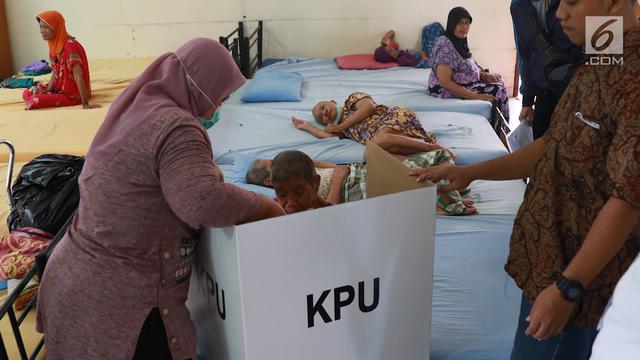 Petugas PPS Dampingi Pemilih Lansia di Panti Jompo