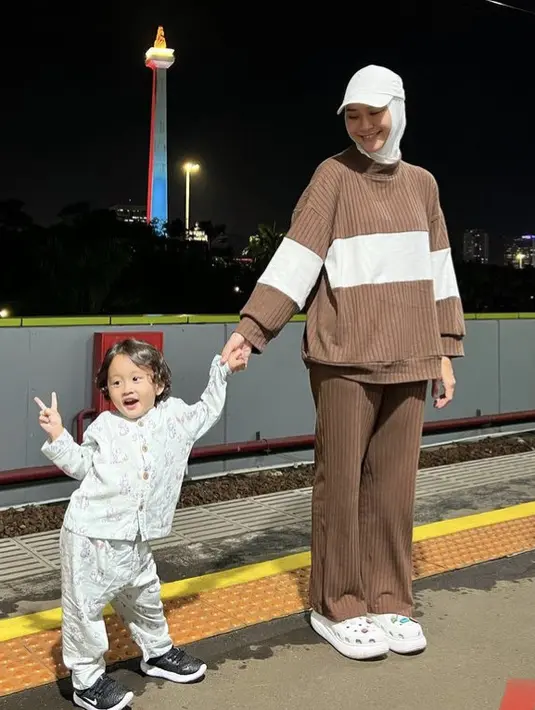 <p>Naik kereta jauh bersama keluarganya, Zaskia memilih mengenakan one set cokelat dipadukan crocs putih yang serasi dengan topi dan kerudungnya.&nbsp;(@zaskiadyamecca)</p>