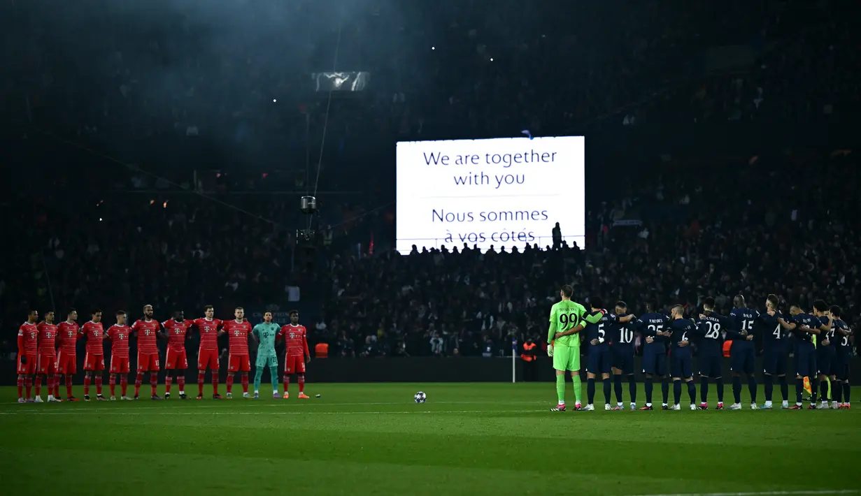 Para pemain mengheningkan cipta untuk para korban gempa bumi di Suriah dan Turki menjelang pertandingan Liga Champions antara PSG dan Bayern Muenchen di Parc des Princes di Paris, pada Februari 15 Agustus 2023. (AFP/Anne-Christine Poujoulat)