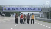 Presiden Joko Widodo didampingi Menteri BUMN Rini Soemarno (tengah) dan Wakil Gubernur Jawa Tengah Taj Yasin Maimoen (kedua kanan) saat peresmian ruas  Tol Sragen-Ngawi di kilometer 538 jalan tol Solo-Ngawi, Rabu (28/11). (Liputan6.com/Angga Yuniar)