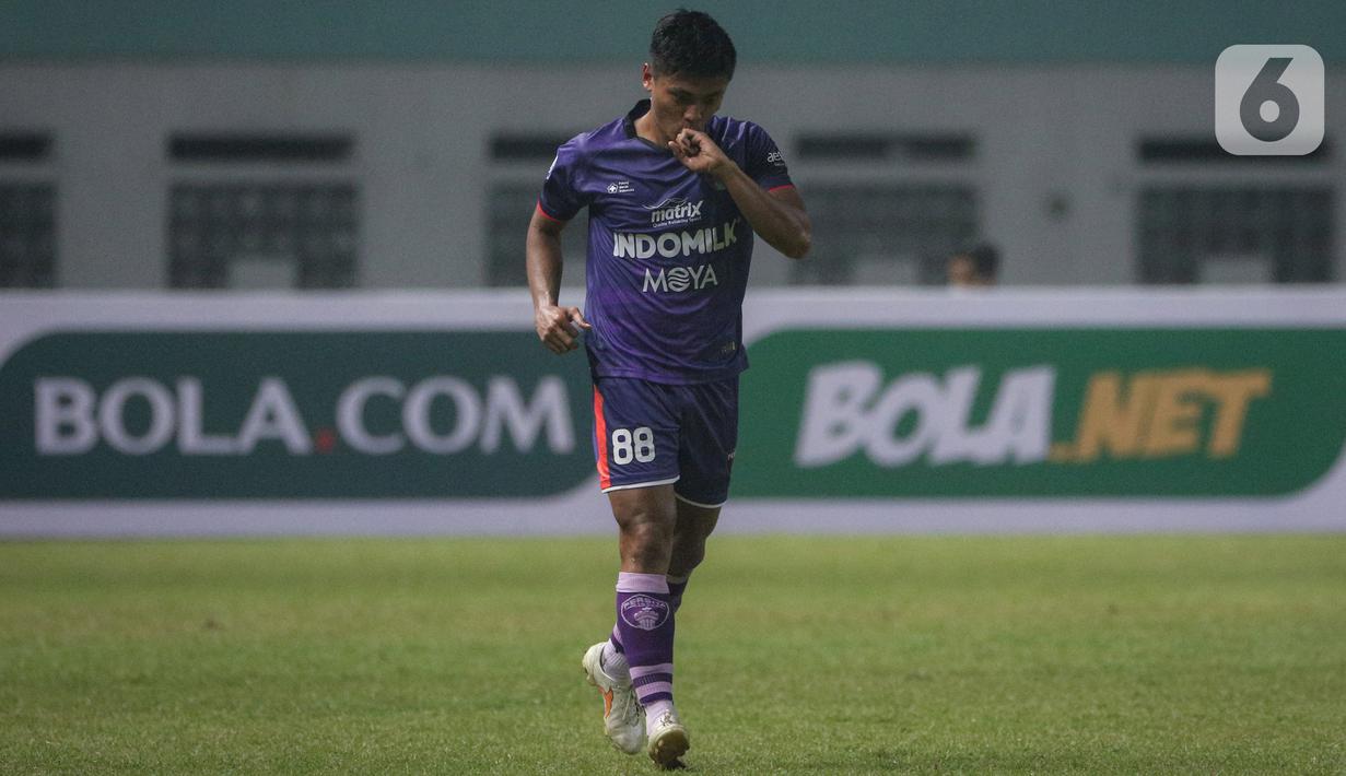 Penyerang Persita, Irsyad Maulana merayakan gol penyeimbang 1-1 untuk timnya ke gawang Persib Bandung saat laga pekan kedua BRI Liga 1 2021/2022 di Stadion Wibawa Mukti, Cikarang, Sabtu (11/09/2021). Persib Bandung menang atas Persita Tangerang dengan skor 2-1. (Bola.com/Bagaskara Lazuardi)