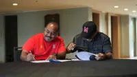 Imran Nahumarury melakukan penandatanganan kontrak bersama Malut United, Senin (14/4/2025). (Dok. Malut United).