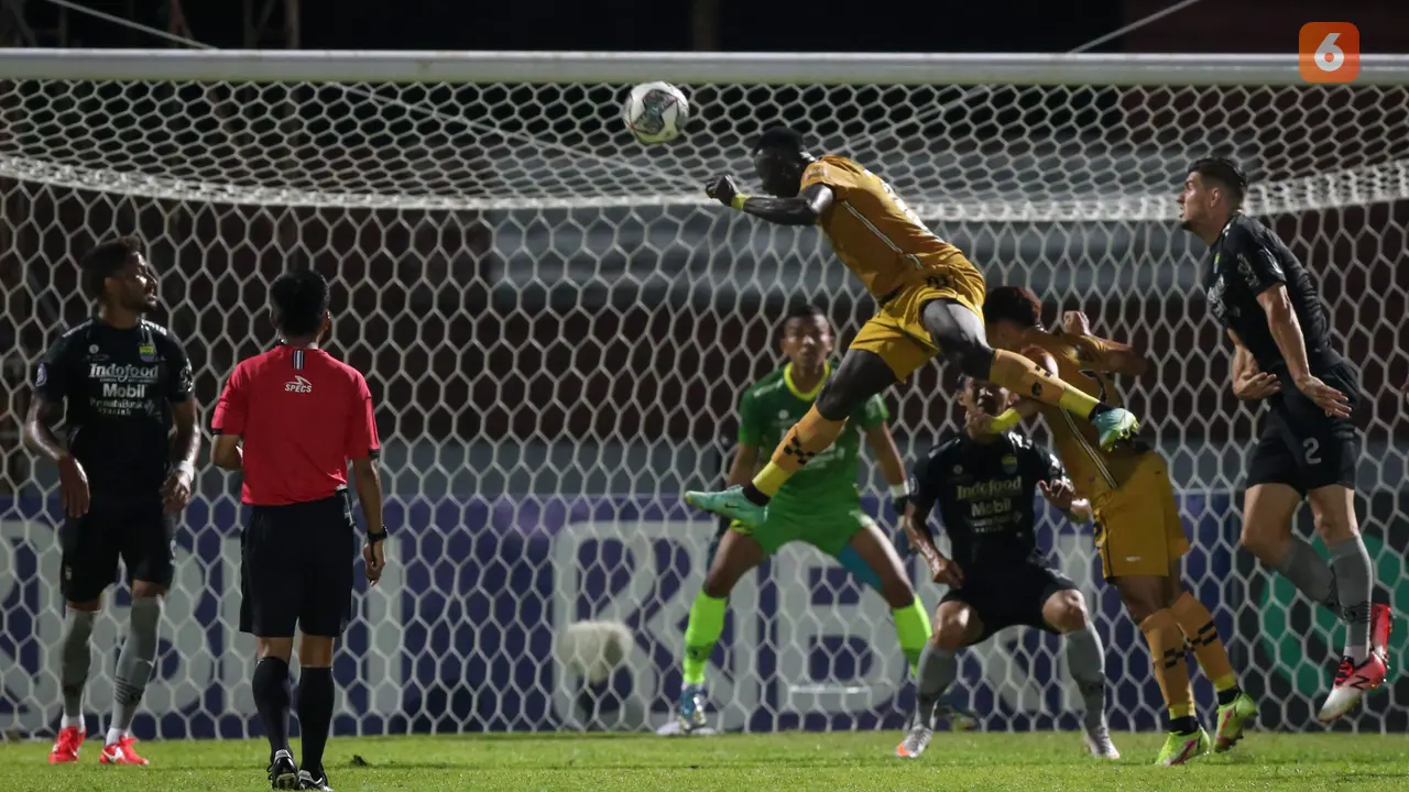 Penyerang Bhayangkara FC, Ezechiel N'Douassel.