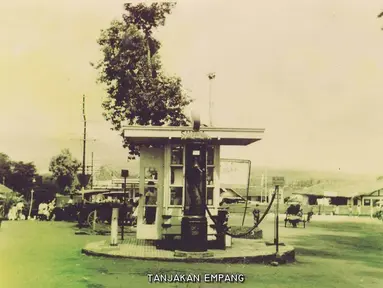 SPBU di Jl. Juanda (sekarang depan Mall BTM) Bogor sekitar tahun 1950-1960. (Source: Facebook/Bogor Tempo Doeloe)