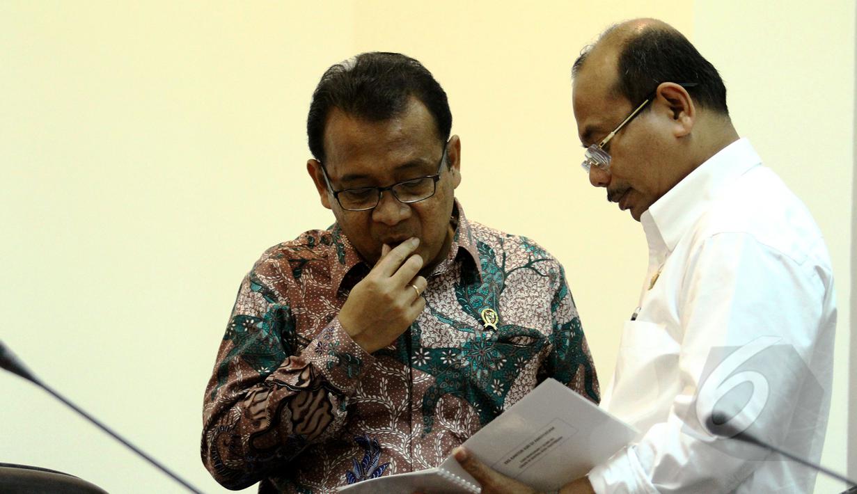 Menteri Sekretaris Negara Pratikno (kiri) dan Menteri Perencanaan Pembangunan Nasional Andrinof Chaniago saat menghadiri rapat terbatas di Kantor Presiden, Komplek Istana Kepresidenan, Jakarta, Senin (16/3/2015). (Liputan6.com/Faizal Fanani)