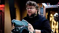 Guillermo del Toro bekerja dengan Zak Penn untuk Pacific Rim 2 sebagai pengganti Travis Beacham yang menulis film pertama.