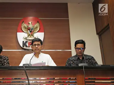 Wakil Ketua KPK Laode M. Syarif (tengah) bersama Saut Situmorang (kiri) dan Jubir KPK Febri Diansyah (kanan) saat jumpa pers di Jakarta, Jumat (16/3). KPK menetapkan cagub Maluku Utara Ahmad Hidayat Mus sebagai tersangka. (Liputan6.com/Herman Zakharia)